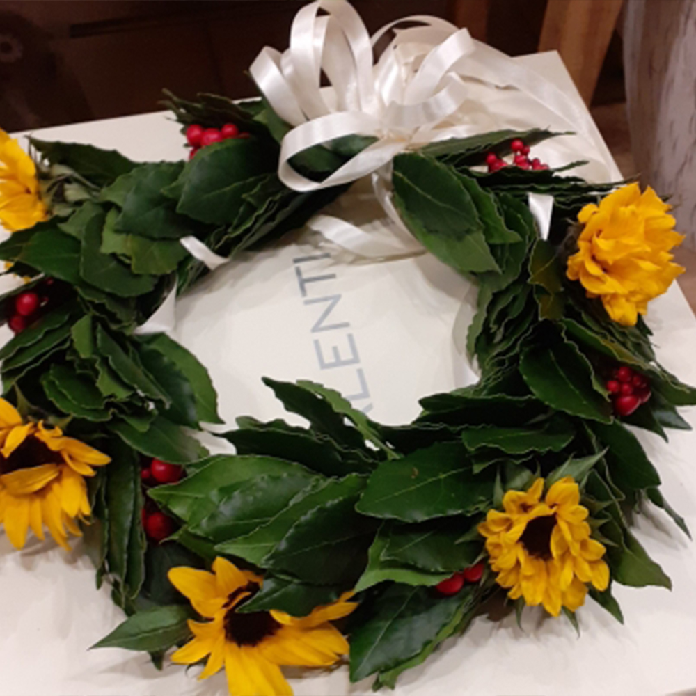 Idee Fiorite Coroncina Laurea con alloro, girasoli e bacche rosse